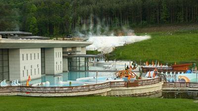 Piscina al aire libre y cubierta en el Saliris Wellness and Spa Hotel - ✔️ Saliris Resort Spa y Thermal Hotel Egerszalok**** - Hotel de wellness termal Spa en Egerszalok