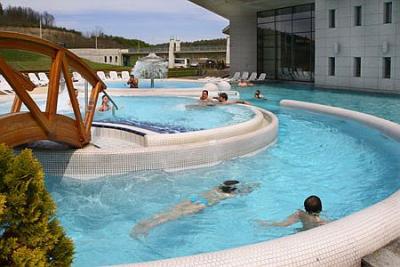 Saliris Spa Thermal and Wellness Hotelの巨大な屋外プール - ✔️ Saliris Resort Spa Thermal Hotel Egerszalok**** - Egerszalokにある温泉ウェルネスホテル