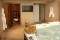 Saliris Hotel are o cameră de suite prezidențială luxoasă, cu jacuzzi
