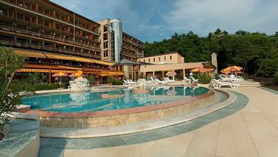 Fine settimana wellness a Visegrad all'Hotel Silvanus piscina esterna - ✔️ Hotel Silvanus**** Visegrad - Hotel benessere Silvanus a Visegrad con vista panoramica sull'Ansa del Danubio