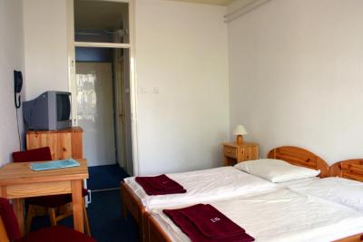 Chambre double avec deux lits séparés - Hôtel Korona Siófok -  Hôtel sur les rives du Lac Balaton - Hotel Korona Siofok - sur la rive sud du lac Balaton