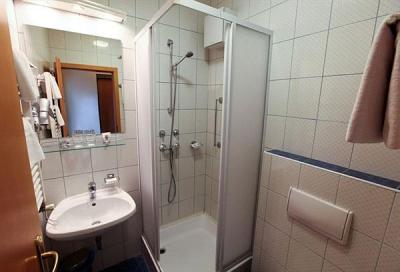 Bagno privato all'Hotel Sissi nel distretto IX di Budapest - Sissi Hotel Budapest - hotel a prezzi economici nel centro di Budapest