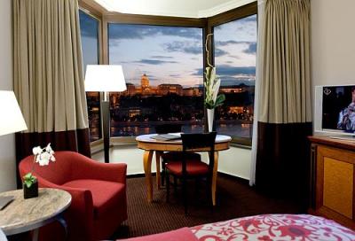 Med Kunglig utsikt över borgen i Buda, från ett utav lyxrum i  Hotell Sofitel Lánchíd  - Hotell Sofitel Budapest Chain Bridge***** - Hotell Sofitel Kedjebron Budapest