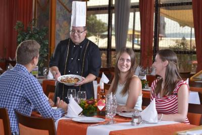 Hotel Sopron - ホテルショプロンのレストラン。エレガントな雰囲気でお食事頂けます。 - ✔️ Hotel Sopron**** - ホテル　ショプロンでは格安のハ-フボ-ド付宿泊パックをご用意しております。週末はウェルネス休暇に、是非ショプロンへお越しください。