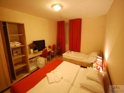 Una habitación luminosa del Hotel Sunshine a precios bajos, Budapest, cerca del centro comercial Koki - Hotel Sunshine Budapest - un hotel barato cerca de la estación del metro 3 Kobanya-Kispest en Budapest