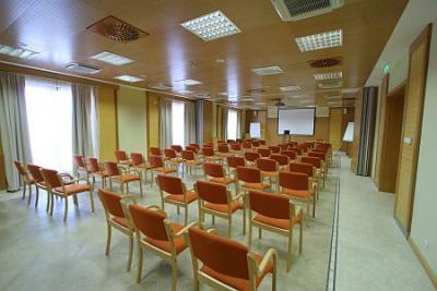 Sala de reuniones de la conferencias en Szilvasvarad en Szalajka Liget - ✔️ Szalajka Liget Hotel**** Szilvásvárad - Apartamentos con media pensión a precio favorable de wellness en Szilvasvarad
