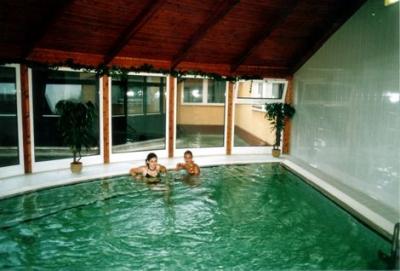 La piscine de l'hôtel Aqua Thermal de Moosnmagyarovar en Hongrie - ✔️ Aqua Hotel Termál*** Mosonmagyaróvár - l'hôtel bon-marché á Mosonmagyaróvár en Hongrie, pres de la frontiere autriche