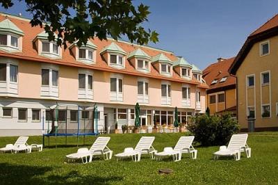 Le jardin de l'hôtel thermal Aqua de Mosonmagyarovar en Hongrie de 3 étoiles  - ✔️ Aqua Hotel Termál*** Mosonmagyaróvár - l'hôtel bon-marché á Mosonmagyaróvár en Hongrie, pres de la frontiere autriche
