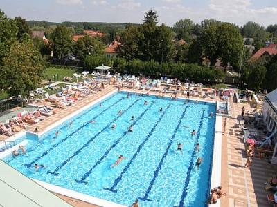 Fin de semana wellness en Mosonmagyarovar en el hotel de 3 estrellas - piscina exterior - ✔️ Aqua Hotel Termál*** Mosonmagyaróvár - hotel poco costoso en Mosonmagyarovar en el territorio de balneario medicinal