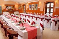 Thermal Hotel Liget Erd dispose d'un excellent restaurant hongrois avec des prix abordables