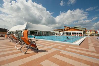 Enorme piscina al aire libre en el 3* Thermal Hotel Mosonmagyarovar - ✔️ Thermal Hotel*** Mosonmagyaróvár - Hotel termal y wellness en Mosonmagyarovar
