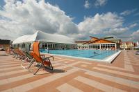 Enorme piscina al aire libre en el 3* Thermal Hotel Mosonmagyarovar