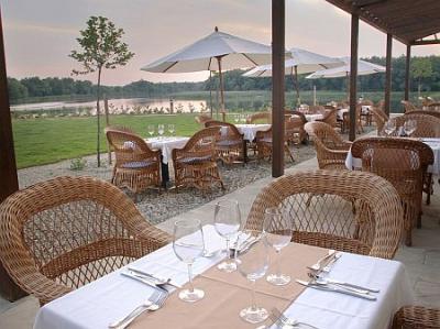 Terras met panoramisch uitzicht op het meer van Tisza, Balneum Hotel - ✔️ Tisza Balneum Thermaal Hotel**** - conferentie- en wellnesshotel in Tiszafüred