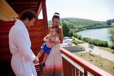 La terraza del habitación de Hotel To con una vista preciosa al Lago - ✔️ Hotel To Wellness*** Bánk - Hotel wellness al lado del Lago Bank