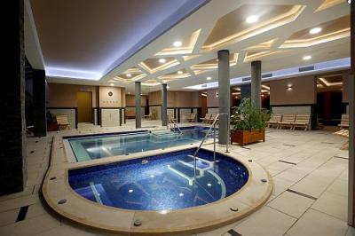 Piscina interior en el Hotel wellness Villa Volgy en Eger - Hotel Wellness - Fin de semana de wellness en Eger - ✔️ Villa Völgy Wellness Hotel**** Eger - hotel wellness en la valle Szepasszony en Eger