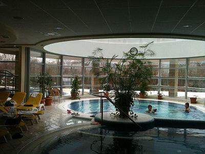 ブダペスト近郊のThermal Hotel VisegradにあるVisegradの温水 - ✔️ Thermal Hotel**** Visegrad - ハ-フボ－ド付格安ホテル、サ-マルホテル　ヴィシェグラ-ド、ウェルネス休暇にご利用ください