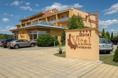 バイタルホテルザラカロシュ、ザラカロシュの中央にハーフボードで特別な宿泊施設 - ✔️ Hotel Vital**** Zalakaros - ザラカロシュ市の安い１泊２食事付きのウェルネスホテル