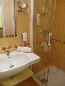 La salle de bains standarde de l'Hôtel Aranyhomok Kecskemét - bien-etre et des offres favorables - ✔️ Hotel Aranyhomok**** Kecskemét - hôtel centre bien-être à Kecskemet Hongrie