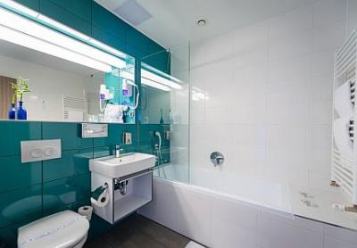 Элегантная ванная комната в отеле Yacht в Шиофоке на озере Балатон - ✔️ Yacht Wellness Hotel**** Siófok - находится на берегу Балатона, в парусниковой гавани