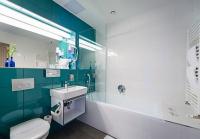 Элегантная ванная комната в отеле Yacht в Шиофоке на озере Балатон