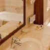 Piękna i nowoczesna łazienka w Hotelu Adrassy Residence Wellness & Spa 
