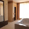 Apollo Thermal Hotel - habitacion de hotel con sauna y bañera de hidromasaje en Hajduszoboszlo