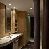 Moderne badkamer in Afrikaanse stijl in het Hotel Bambara in Felsotarkany in het Bukkgebergte