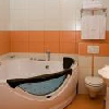 Aqua Spa Wellness Hotel Cserkeszolo - ジャグジ－付の浴室 - 当ホテル
