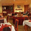 Mooi restaurant met Hongaarse gerechten en uitstekende specialiteiten in het Hotel Eben Zuglo in Boedapest, Hongarije