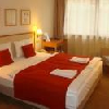 Dwuosobowa sypialnia w czterogwiazdkowym Hotelu Castle Garden  na Zamku Królewskim