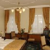 Habitación doble en el Hotel Park Eger - habitación elegante con  ventanas grandes
