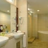 Wellness Hotel Gyula - 4つ星ウェルネスホテルの広々とした浴室　