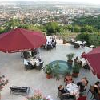 Terras met uitzicht over de berg Mecsek in Hotel Kikelet van Pecs