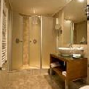 Hotell Marmara Design - Det stora badrummet på butik hotell i Budapest