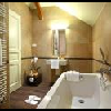 Plaisante et spacieuse salle de bains à l'Hôtel Ipoly Résidence - vacances au Lac Balaton à Balatonfured