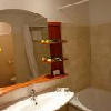 ザラカロシュにあるウェルネスホテル - ホテルカロススパの浴室