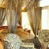 Elegante en romantische kamer met baldakijn in het Hotel Duna in Rackeve, Hongarije