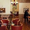 Café in het Hotel Mercure Boeda in een elegante omgeving, vlakbij het park Vermezo