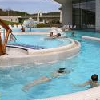Énormes piscines extérieures à l'hôtel thermal et bienêtre Saliris Spa