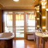 Elegant badrum från sviten i Hotell Silvanus Visegrad