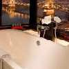 Baignoire dans une chambre de luxe à Sofitel Budapest Chain Bridge - hôtel de luxe 5 étoiles en centre ville - Hongrie
