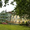 Hotel Spa Hévíz - ヘ-ヴィ-ズにある4つ星ホテルのホテルスパはヘ-ヴィ-ズ湖の眺めが見渡せるロマンチックなホテルです