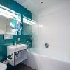 Elegante badkamer in het Yacht Hotel in Siofok aan het Balatonmeer
