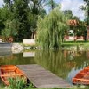 Sjö med båtliv i Bikacs - familj semester på Zichy Park Hotell i Ungern