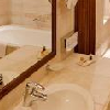 Cuarto de baño elegante en el Hotel wellness Andrássy Cuarto de baño elegante en el Hotel wellness Andrássy