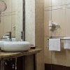 Элегантная ванная в отеле Hotel Apollo в г. Хайдусобосло