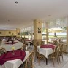 El restaurante del Hotel Familia Balatonboglár con vistas panorámicas del lago