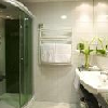 Bonito baño del Balneo Hotel Zsori, en Mezokovesd Bonito baño del Balneo Hotel Zsori, en Mezokovesd