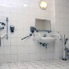 Bagno privato per gli ospiti handicappati al CE Hotel Bestline a Budapest