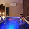 Basen terapi świetlnej i kąpieli musującej - Nowy Hotel Wellness Kodmon w Eger